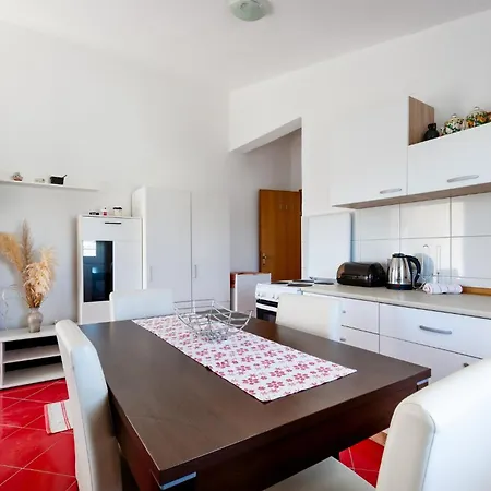 Hasnek Apartment Vir