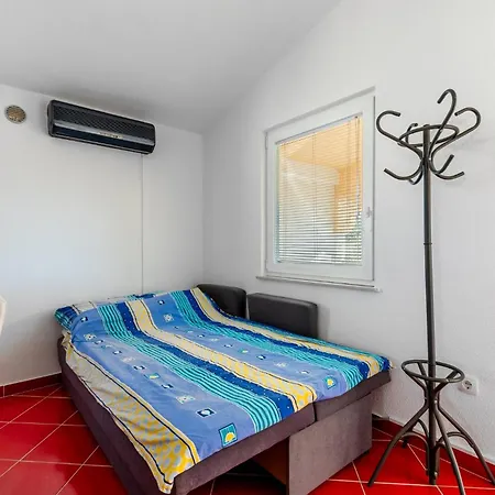 Hasnek Apartment Vir