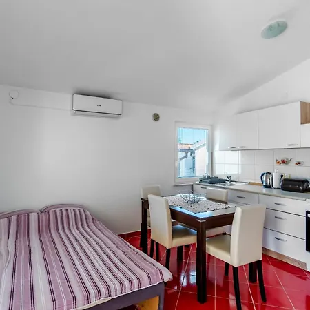 Hasnek Apartment Vir