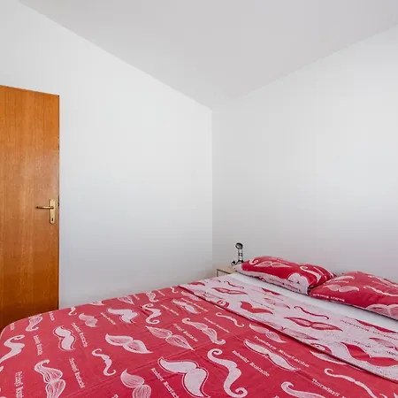 Hasnek Apartment Vir