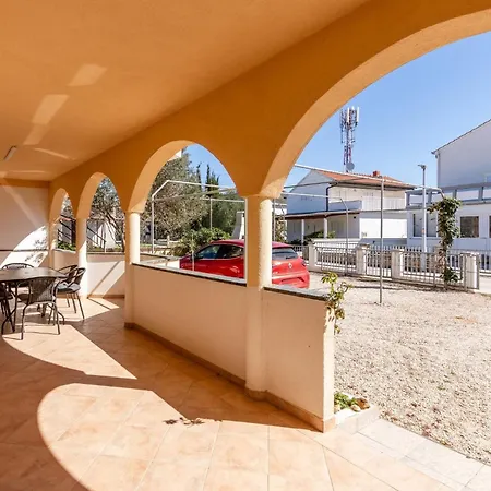 Hasnek Apartment Vir