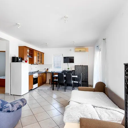 Hasnek Apartment Vir